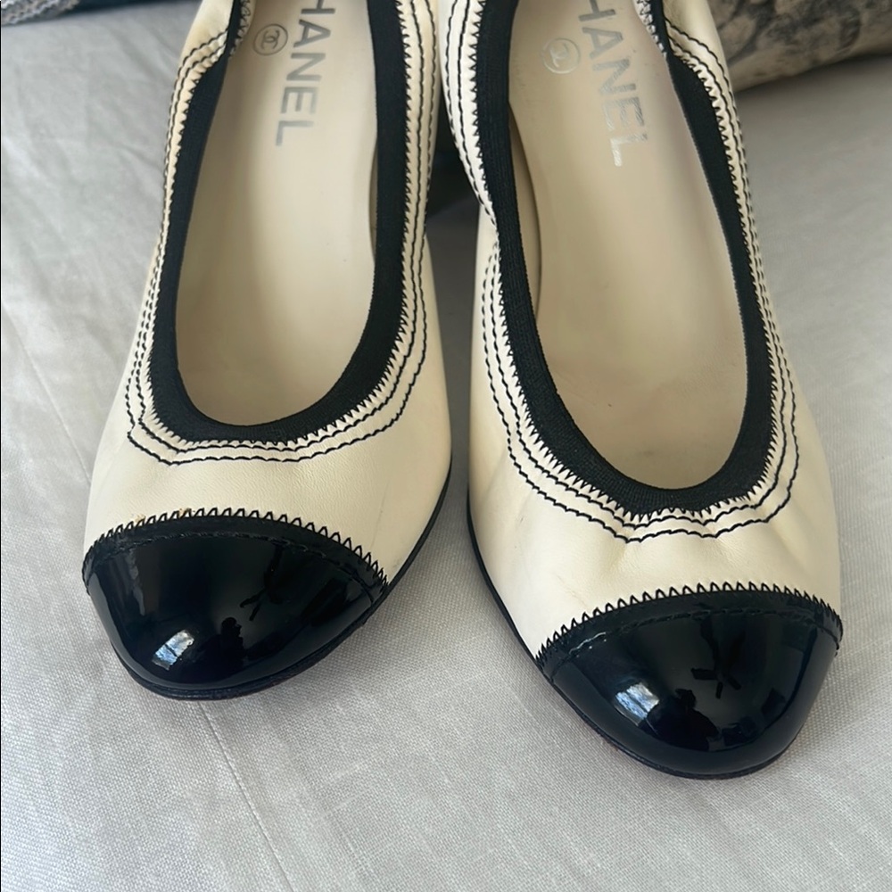 Chanel Black and White Women's Shoes - Picture 4 of 8